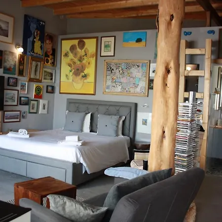 Estudio Com Espaco Exterior, 5 Minutos De Cascais. *